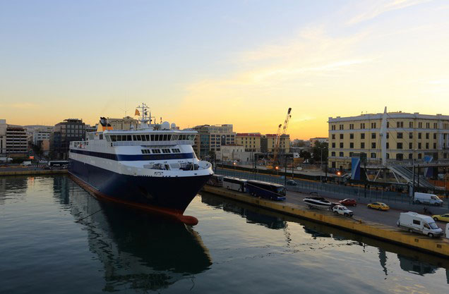 Αθήνα ή Πειραιάς προς Σπάρτη-Μυστρά με επιστροφή: Πλοίο αραγμένο στο λιμάνι του Πειραιά